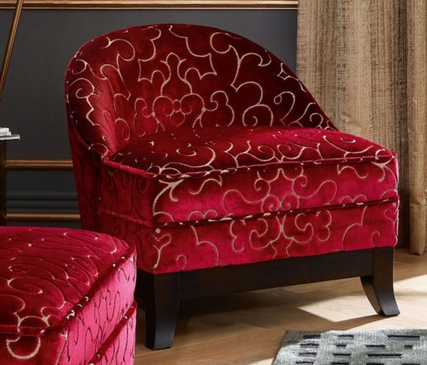 Fauteuil recouvert de velours rouge