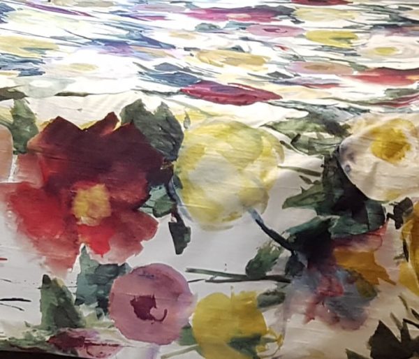 satin imprimé de larges fleurs façon aquarelle