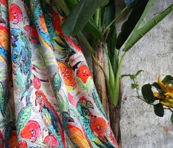 Toile coton imprimée de motifs tropicaux et de perroquets
