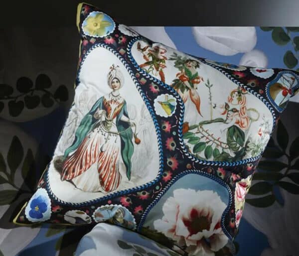 coussin décoration revêtu d'un tissu Christian Lacroix