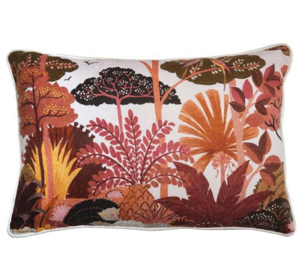 coussin brodé de motifs floraux