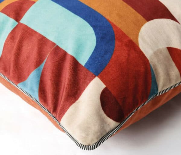 coussin en velours imprimé de motifs géométriques