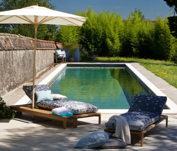 tissu outdoor idéal pour les sièges au bord de la piscine