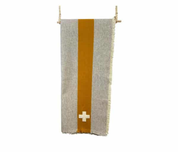 Plaid en laine brodé de la croix de Savoie